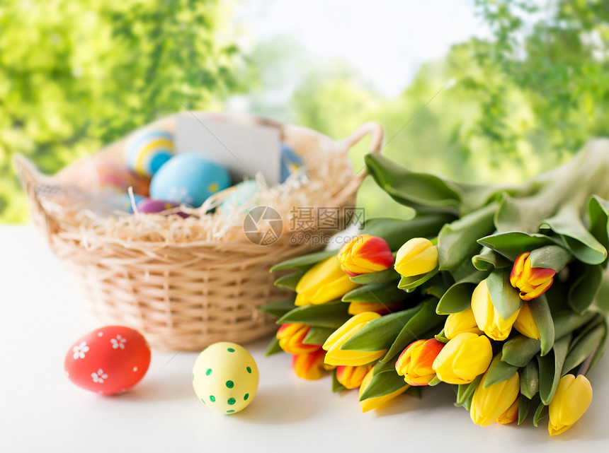 复活节,假日,传统象彩色鸡蛋篮子郁金香花桌子上绿色的自然背景彩色复活节彩蛋郁金香花图片