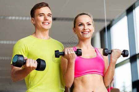 运动,健身人的夫妇哑铃健身房锻炼夫妇健身房锻炼哑铃图片