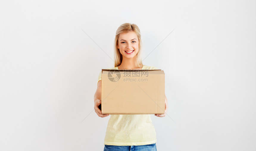 人们搬新的地方快乐的女人着纸板箱快乐的女人着纸板箱图片