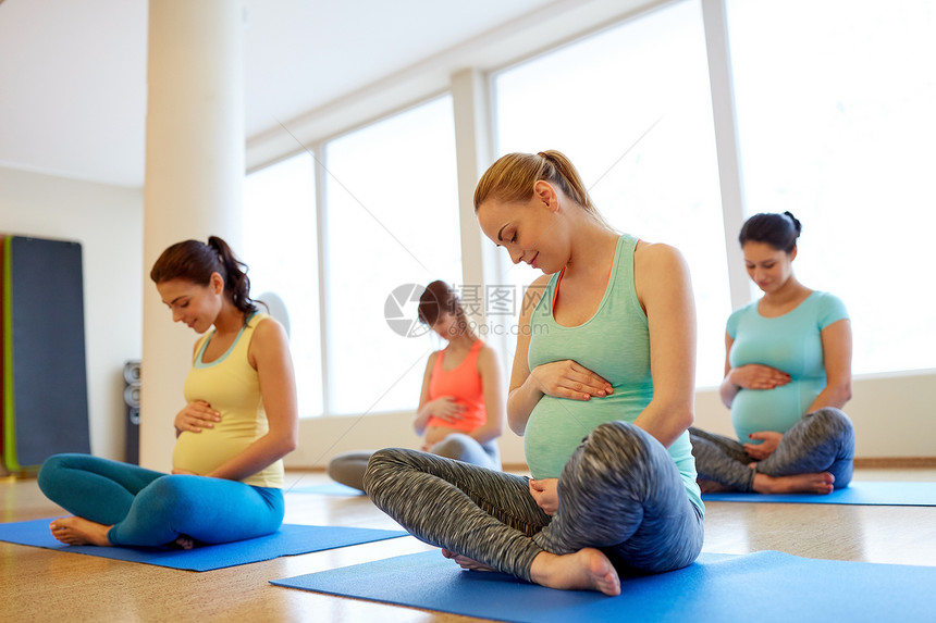 怀孕,健身健康的生活方式群快乐的孕妇健身房瑜伽中以莲花姿势运动快乐的孕妇健身房瑜伽锻炼图片