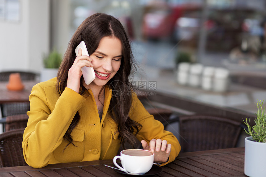 通信技术休闲人的快乐的轻妇女十几岁的女孩打电话给智能手机,城市街道咖啡馆露台喝热巧克力十几岁的女孩城市咖图片