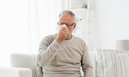 医疗保健,流感,卫生人的生病的老人用纸擦鼻涕家生病的老人用纸擦鼻涕背景图片