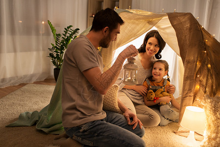 快乐的家庭一起在帐篷里玩图片
