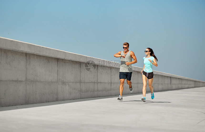 健身,运动生活方式的快乐的夫妇穿着运动服太阳镜户外跑步穿着运动服的夫妇户外跑步图片