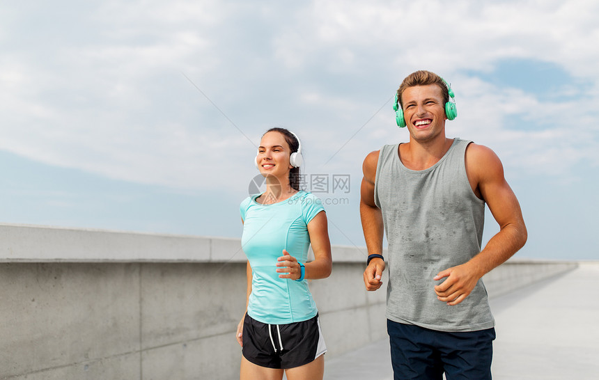 运动,人技术快乐的夫妇与耳机健身跟踪器运行户外耳机户外运行图片