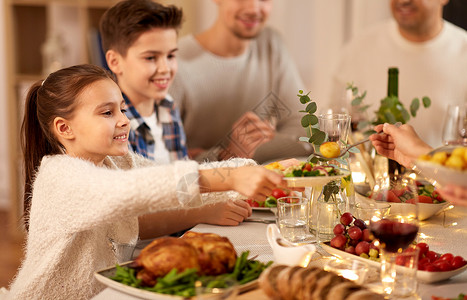 感恩节一家人吃饭食物,饮食人的幸福的家庭家里举行晚餐聚会幸福的家庭家里举行晚宴背景