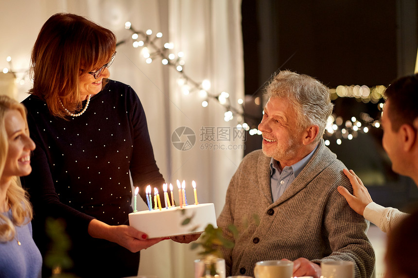 庆祝家庭幸福的家庭家里举行生日聚会幸福的家庭家里举行生日聚会图片