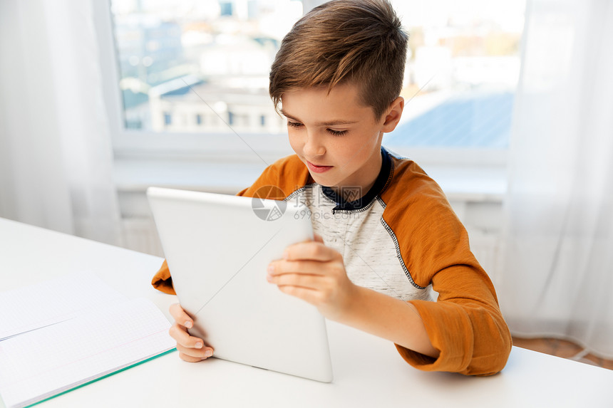 教育,技术学理念快乐的学生男孩与平板电脑笔记本电脑学家里学生男孩家里平板电脑笔记本图片
