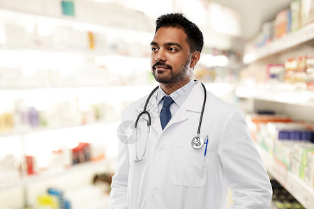 医药,药房医疗保健印度男医生药剂师与听诊器药店背景带听诊器的印度男医生图片