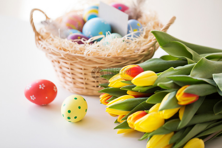 复活节,假日,传统象彩色鸡蛋篮子郁金香花白色背景彩色复活节彩蛋郁金香花图片