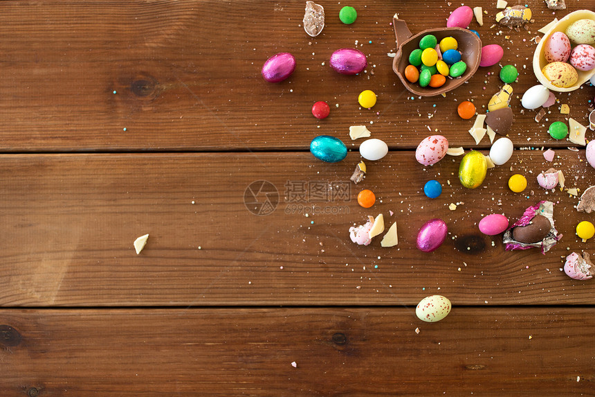 复活节,糖果糖果的巧克力鸡蛋糖果滴木桌上巧克力鸡蛋糖果滴木桌上图片