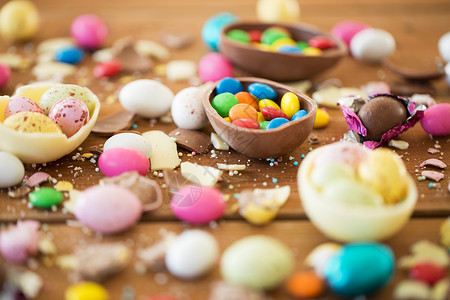 糖果彩蛋复活节,垃圾食品,糖果健康的饮食巧克力鸡蛋糖果滴桌子上巧克力复活节彩蛋糖果滴桌子上背景