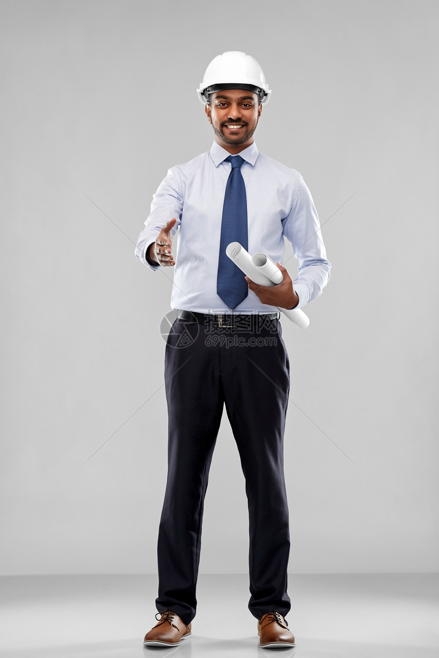 建筑,建筑业务建筑微笑的印度建筑师商人戴着蓝图,伸出手灰色背景上握手带头盔的建筑师握手图片