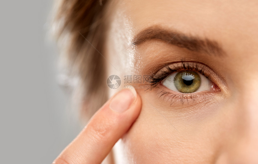 视觉,美人的近距离的女人指眼睛把女人的手指贴眼睛上图片