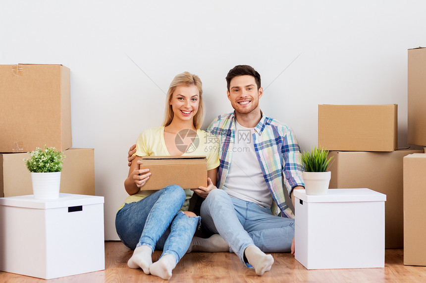 抵押贷款,人房地产的幸福的夫妇与箱子搬新的家幸福的夫妇带着箱子搬新家图片