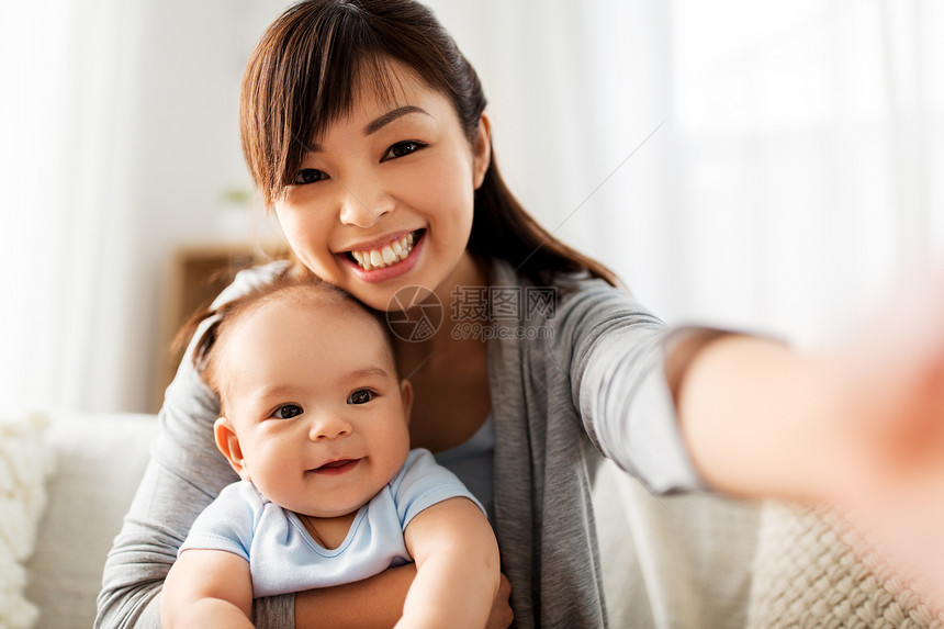 家庭母亲的快乐的轻亚洲母亲与小儿子自拍快乐的妈妈小宝贝儿子自拍图片