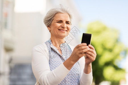 技术,老人人的快乐的老妇女与智能手机夏天快乐的高级女人夏天用智能手机图片
