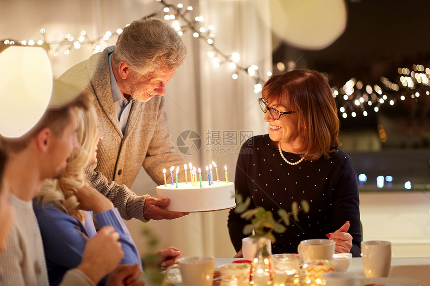 庆祝家庭幸福的家庭家里举行生日聚会幸福的家庭家里举行生日聚会图片