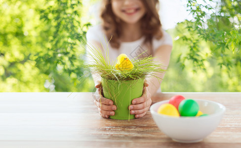 花盆中女孩复活节,假期孩子的女孩与玩具鸡花盆与草彩色鸡蛋绿色的自然背景花盆里用玩具鸡把女孩关来背景