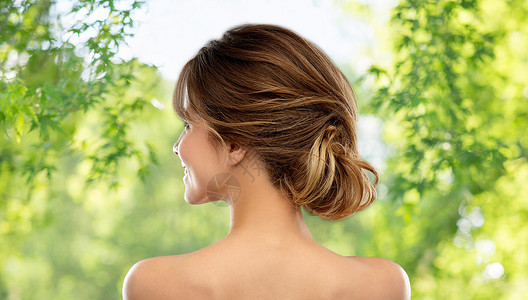 美丽人的轻的女人,赤裸的肩膀背后绿色的自然背景来自灰色背景的轻女人图片