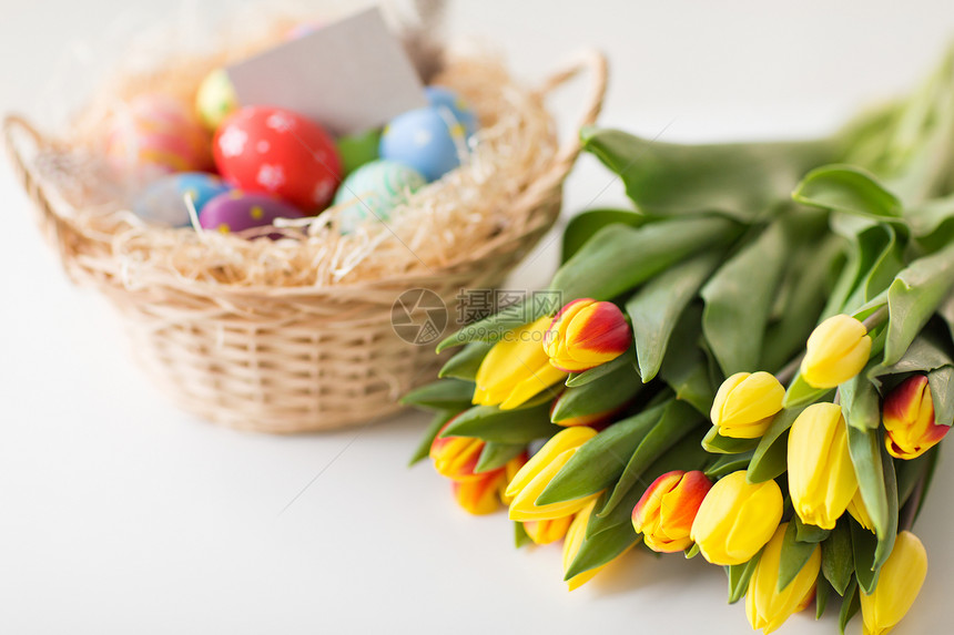 复活节,假日,传统象彩色鸡蛋篮子郁金香花白色背景彩色复活节彩蛋郁金香花图片