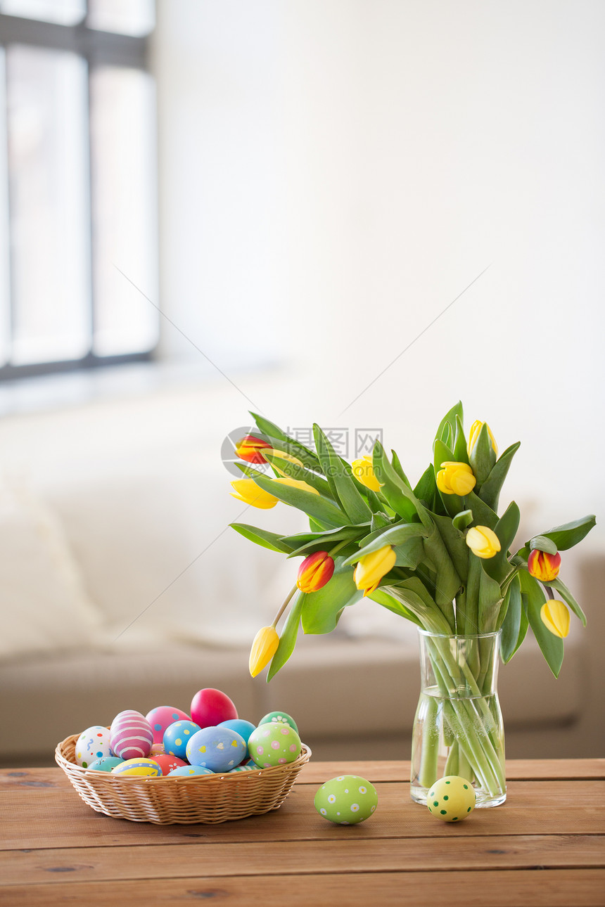 复活节,假日,传统象篮子里的彩色鸡蛋家里的郁金香花篮子里的彩色复活节彩蛋家里的花图片