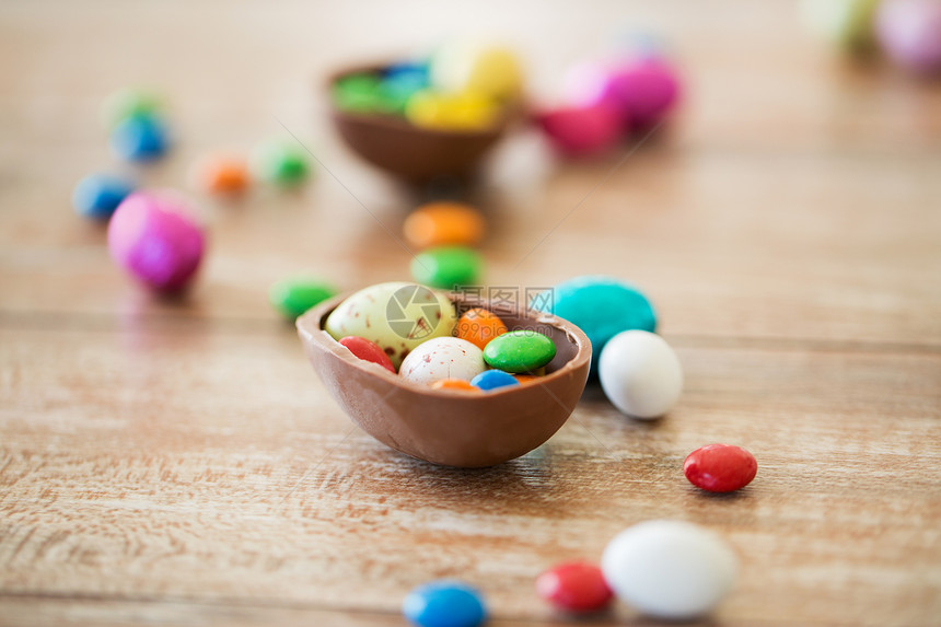 复活节,垃圾食品,糖果健康的饮食巧克力鸡蛋糖果滴桌子上巧克力复活节彩蛋糖果滴桌子上图片