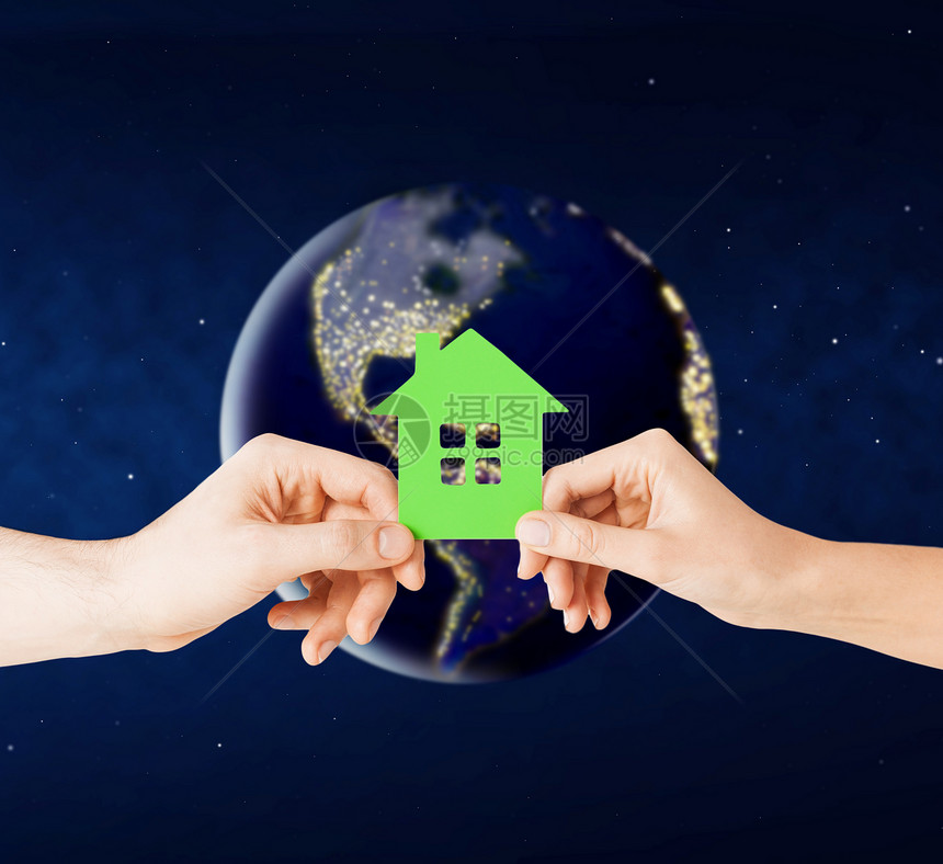 生态,环境家庭手握绿色房子地球行星双手捧着绿色的房子地球上的太空图片