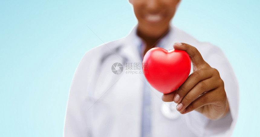 健康,医学慈善特写非裔美国女医生手握红心蓝色背景非裔美国医生手握红心图片