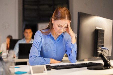 商业,截止日期失败压力女商人与电脑工作夜间办公室晚上办公室电脑的女商人图片