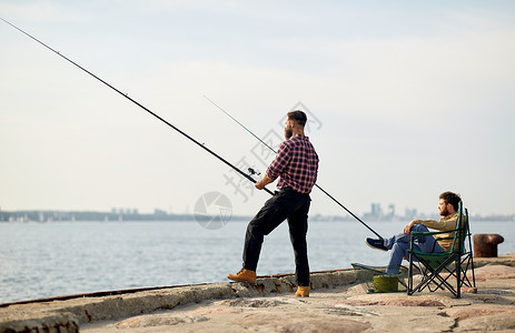 钓鱼椅子休闲的和朋友在码头上垂钓背景