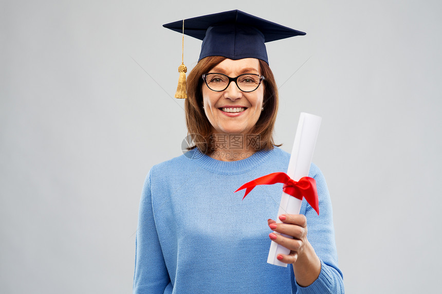 快乐的研究生妇女手拿毕业文凭图片