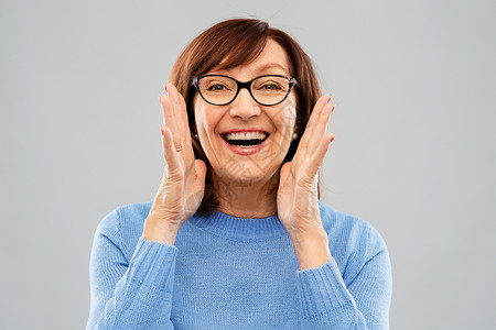 微笑的老年女子戴着眼镜图片