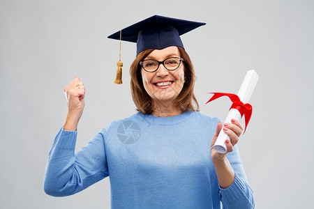 快乐的老年妇女获得研究生文凭图片