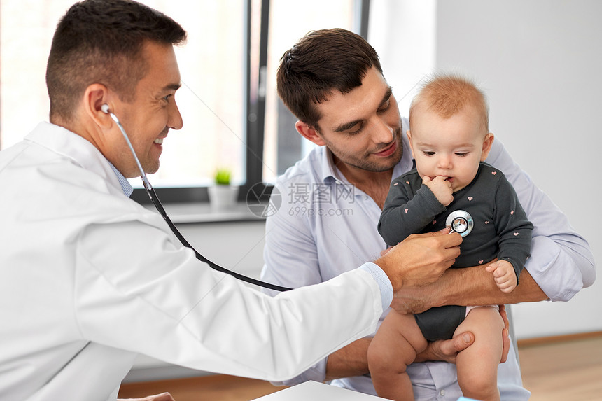 医学,医疗,儿科人的父亲带婴儿医生带听诊器医院的医疗办公室父亲带着孩子医生诊所图片