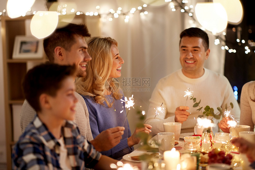 庆祝,假日人们的幸福的家庭与火花家里举行茶话会家里闪闪发光的人家里举行茶话会图片
