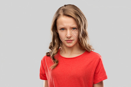 责难情感,表达人的悲伤愤怒的十几岁女孩穿红色T恤灰色背景穿着红色T恤的悲伤愤怒的十几岁女孩背景