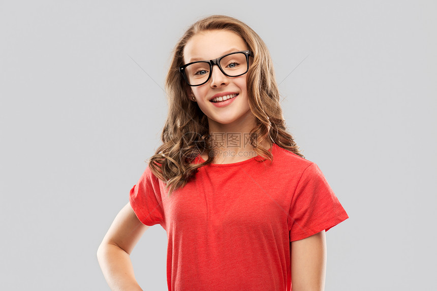 教育,学校人的微笑的十几岁的学生女孩戴着眼镜红色T恤,背景灰色的微笑的学生女孩戴着眼镜红色T恤图片