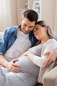 怀孕人们的快乐的男人拥抱孕妇家男人家里拥抱孕妇图片