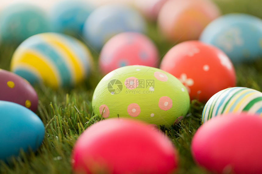 复活节,假日传统人造草上的彩色鸡蛋人造草上的彩色复活节彩蛋图片