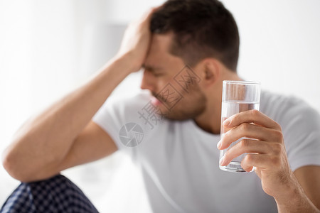 人,健康水化的健康的人早上喝杯水宿醉用杯水把病人关来图片