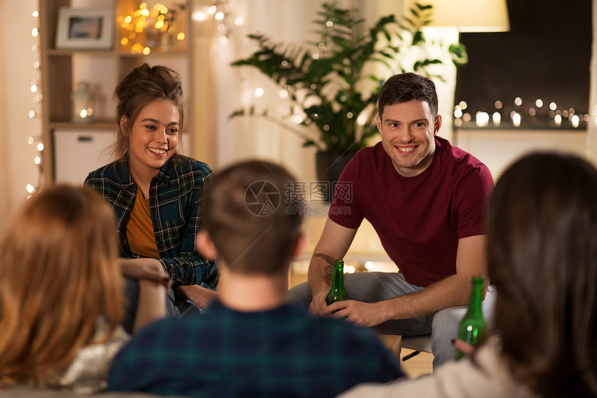 友谊,沟通人的群快乐的朋友家里喝含酒精的啤酒朋友家喝含酒精的啤酒图片