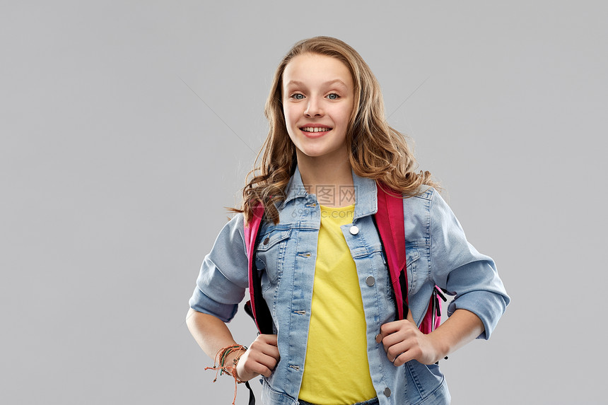 教育,学校人的快乐微笑的十几岁的学生女孩带着灰色背景的袋子带着书包的快乐微笑的十几岁的学生女孩图片