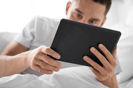 技术,互联网人的轻人与平板电脑电脑床上的家庭卧室早上床上用平板电脑男人图片