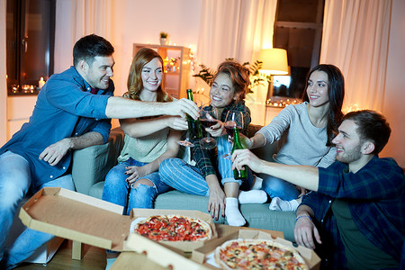 友谊,聚会休闲快乐的朋友与非酒精饮料比萨饼家里晚上家里饮料披萨派的快乐朋友背景图片