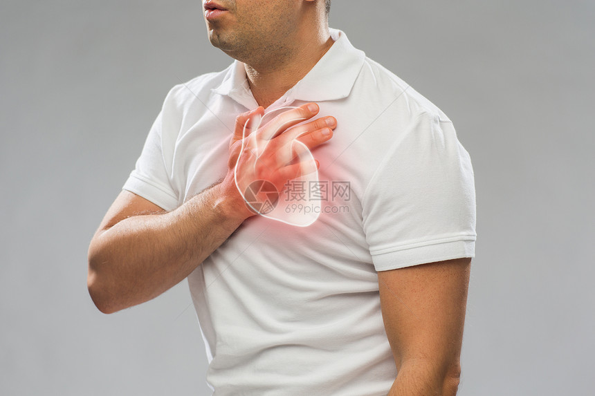 人,保健健康问题的密切的中男子心脏病心痛的灰色背景密切关注心脏病心痛的人图片