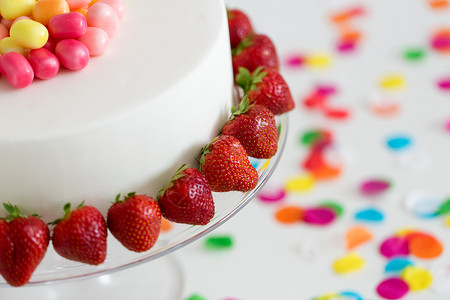 食物,甜点派生日蛋糕与草莓看台上用草莓生日蛋糕图片