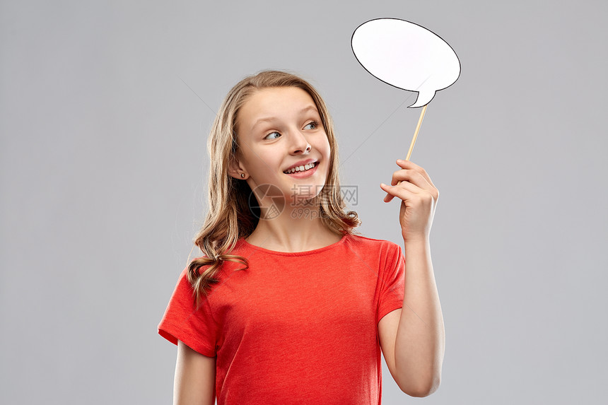 沟通人的微笑的十几岁女孩留着长发,穿着红色的t恤,灰色的背景上着空白的演讲泡泡微笑的少女着空白的演讲泡泡图片