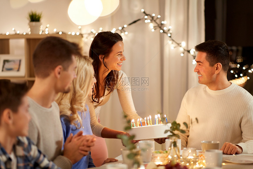 庆祝人们的幸福的家庭与蛋糕家里举行生日聚会幸福的家庭家里举行生日聚会图片