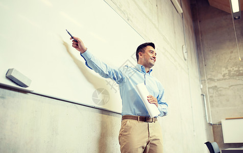老师商人指着白板讲座图片
